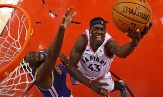  猛龙西亚卡姆里程碑，客场掀翻公牛  